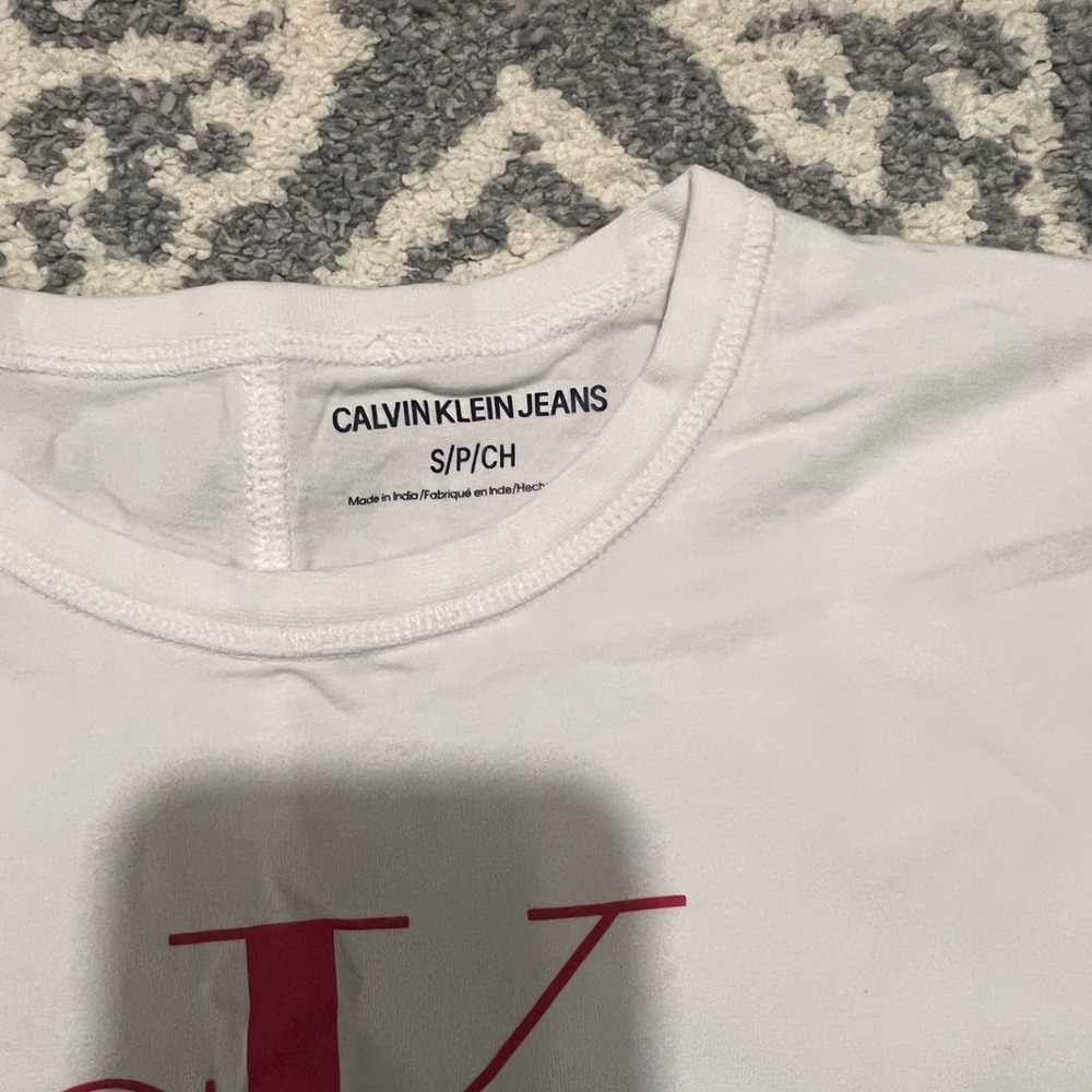 Tshirt. Size Small - Picture 2 of 4